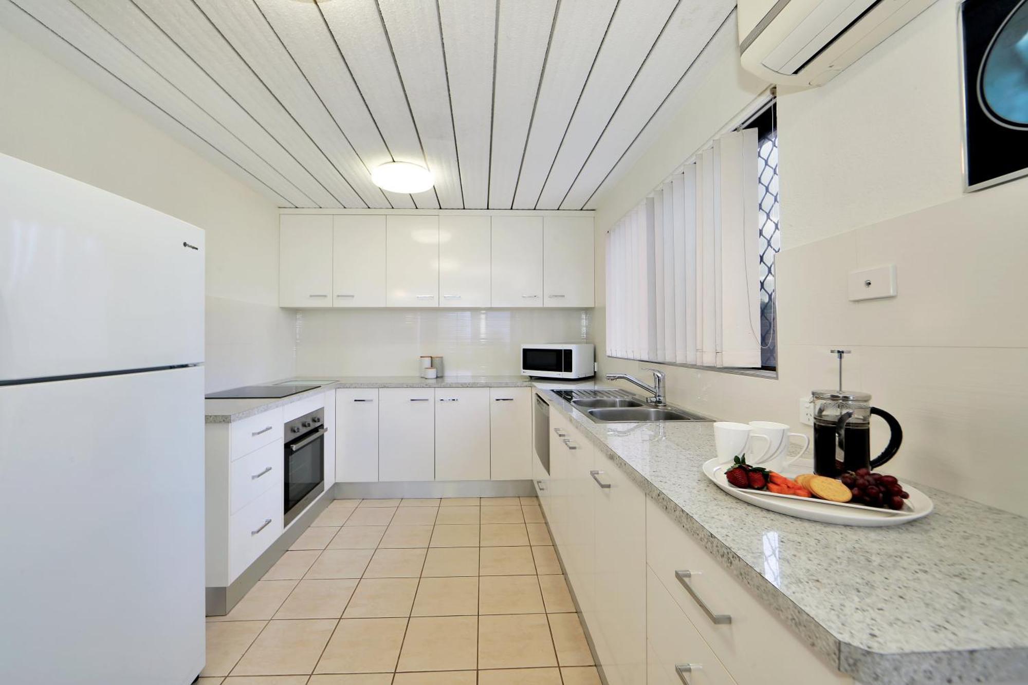 Nautilus Beachside Apartments Bargara Room photo