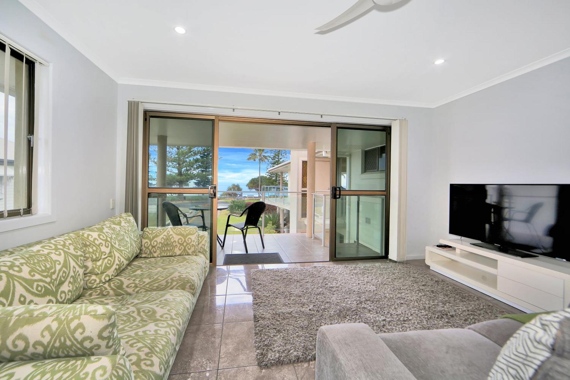 Nautilus Beachside Apartments Bargara Room photo
